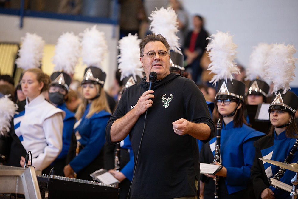 Vince Gill announces the donation to students (Photo Courtesy of KHS America)